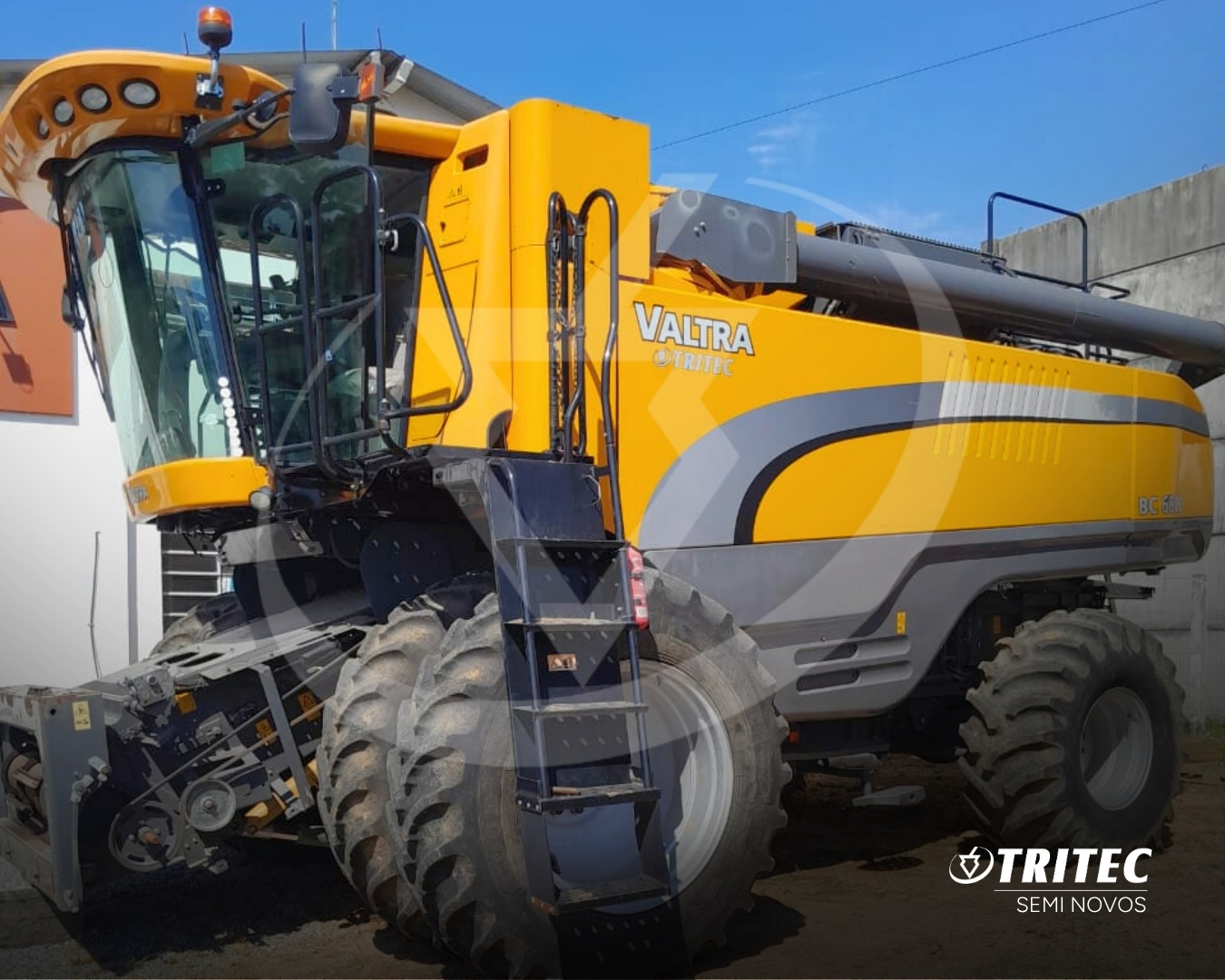 Imagem do produto: COLHEITADEIRA BC6800 COM PLATAFORMA DRAPER 35 PÉS